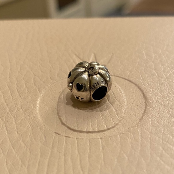 Pandora Autumn Trio of charms: pumpkin 🎃, scarecrow 👨‍🌾, and candy corn! - Picture 6 of 14